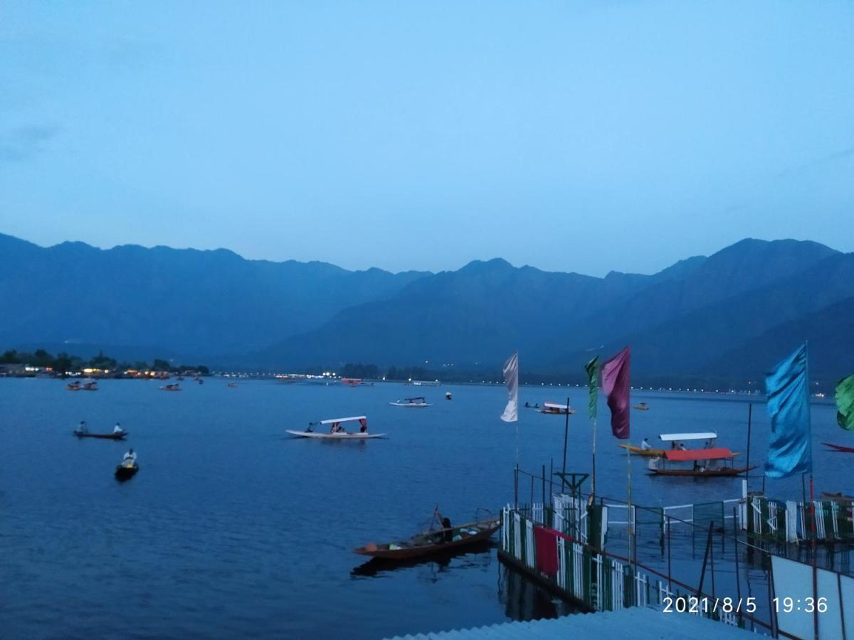 Houseboat Young Snow View Front Line Dal Lake Srīnagar Eksteriør bilde