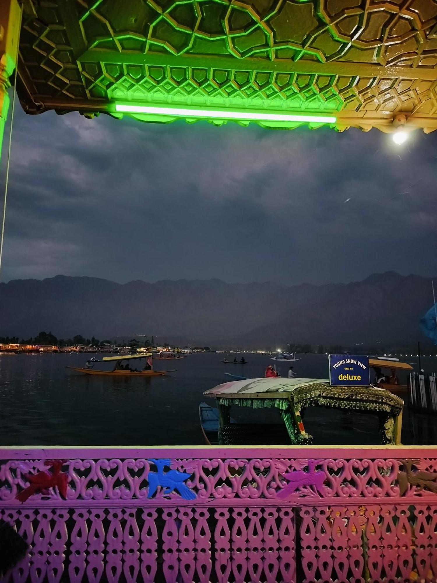 Houseboat Young Snow View Front Line Dal Lake Srīnagar Eksteriør bilde