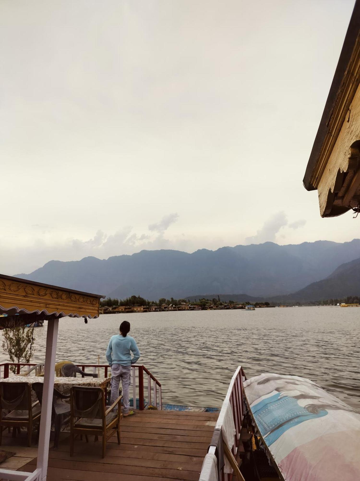 Houseboat Young Snow View Front Line Dal Lake Srīnagar Eksteriør bilde