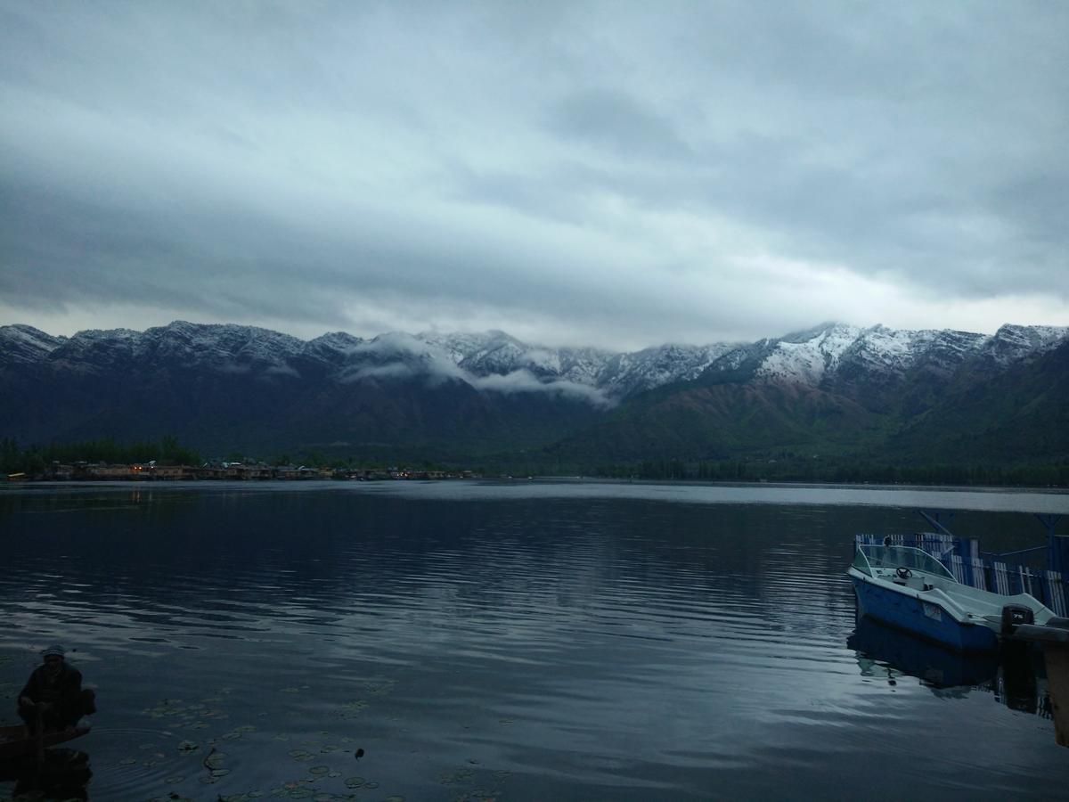 Houseboat Young Snow View Front Line Dal Lake Srīnagar Eksteriør bilde