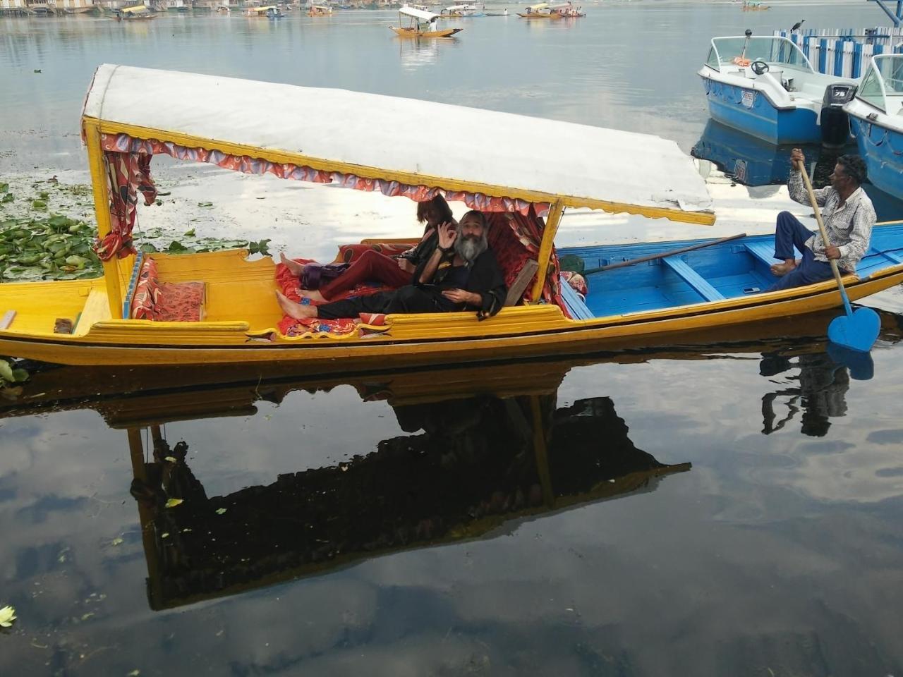 Houseboat Young Snow View Front Line Dal Lake Srīnagar Eksteriør bilde