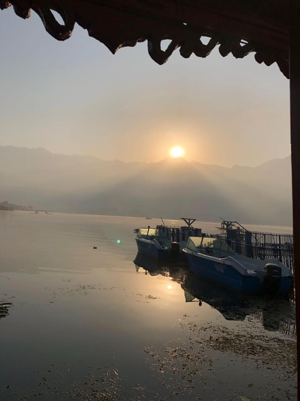 Houseboat Young Snow View Front Line Dal Lake Srīnagar Eksteriør bilde