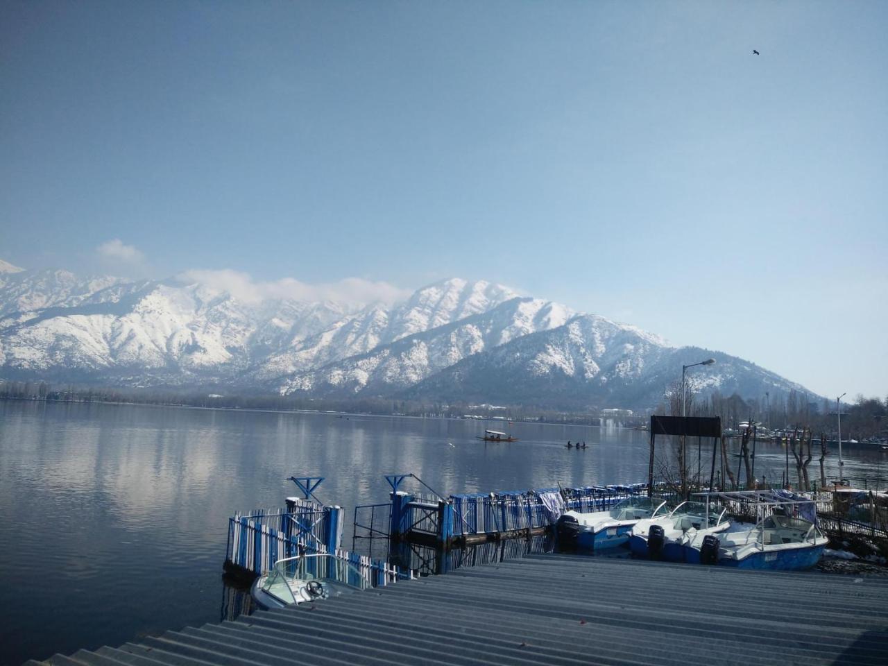 Houseboat Young Snow View Front Line Dal Lake Srīnagar Eksteriør bilde