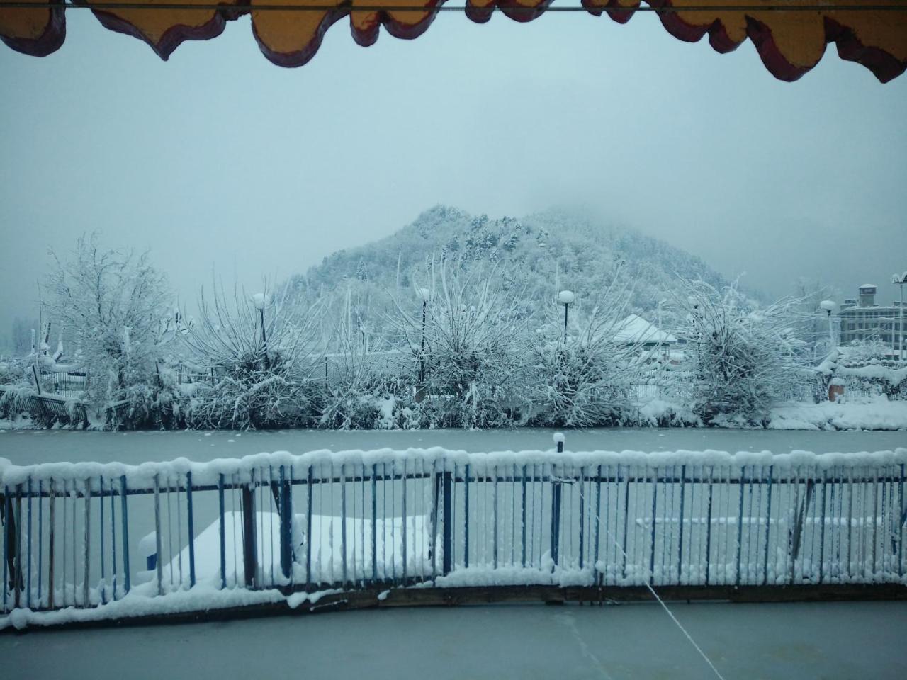Houseboat Young Snow View Front Line Dal Lake Srīnagar Eksteriør bilde